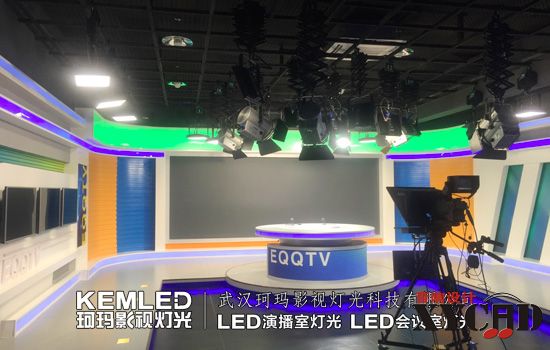 鄂尔多斯前旗广播电视台多景区新闻演播室灯光实景图