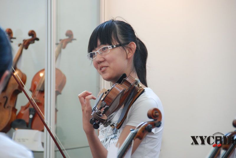 小提琴美女.JPG