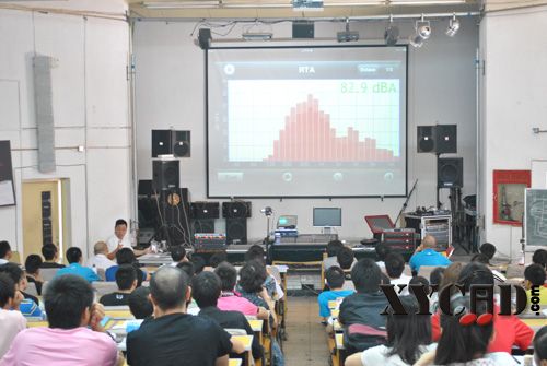 王明臣教授在讲解声音的频谱.jpg